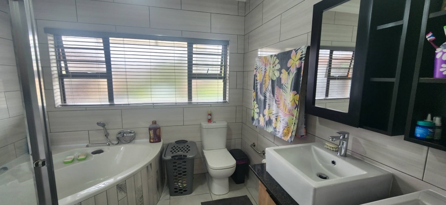 4 Bedroom Property for Sale in Reebok Western Cape